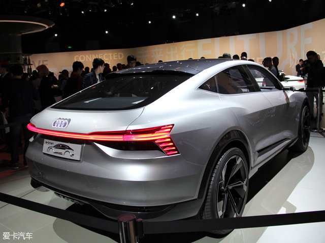 2017�Ϻ���չ���µ�e-tron�������