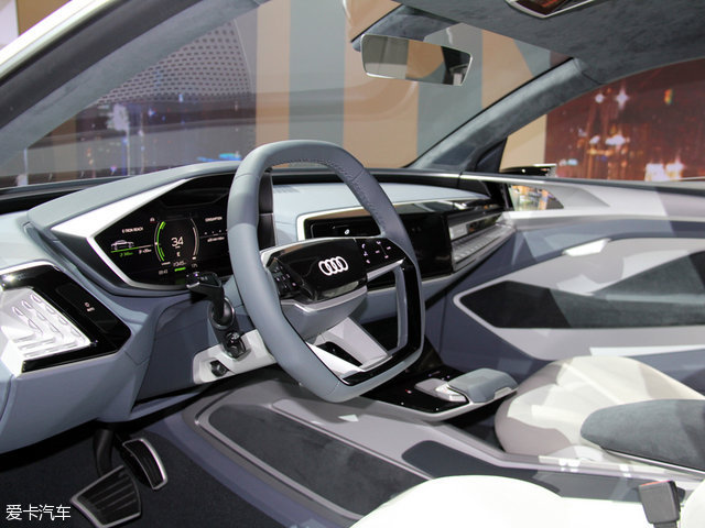 2017�Ϻ���չ���µ�e-tron�������